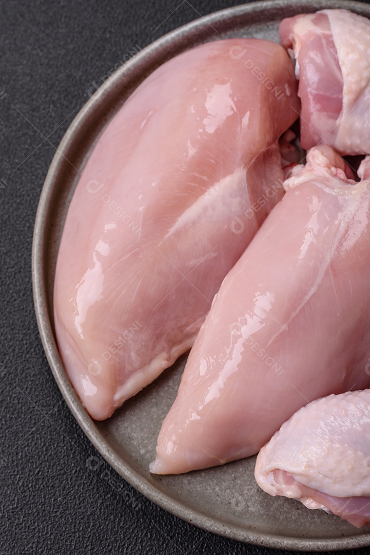 Carne de frango fresca crua em uma mesa de concreto