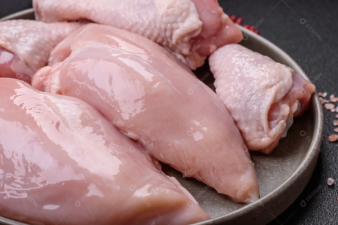 Carne de frango fresca crua em uma mesa de concreto
