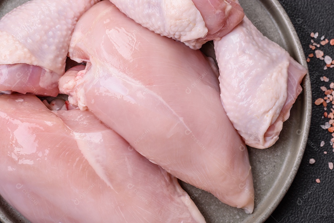 Carne de frango fresca crua em uma mesa de concreto