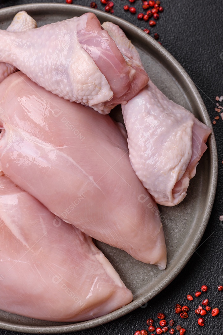 Carne de frango fresca crua em uma mesa de concreto