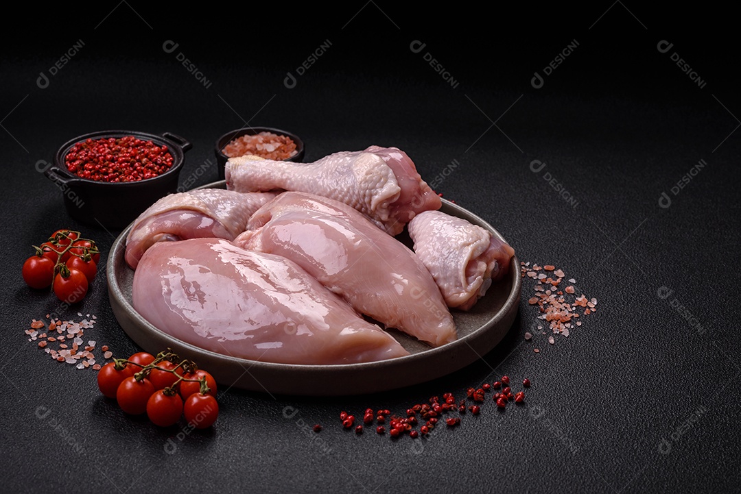 Carne de frango fresca crua em uma mesa de concreto