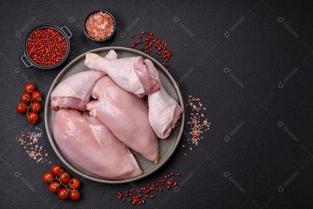 Carne de frango fresca crua em uma mesa de concreto
