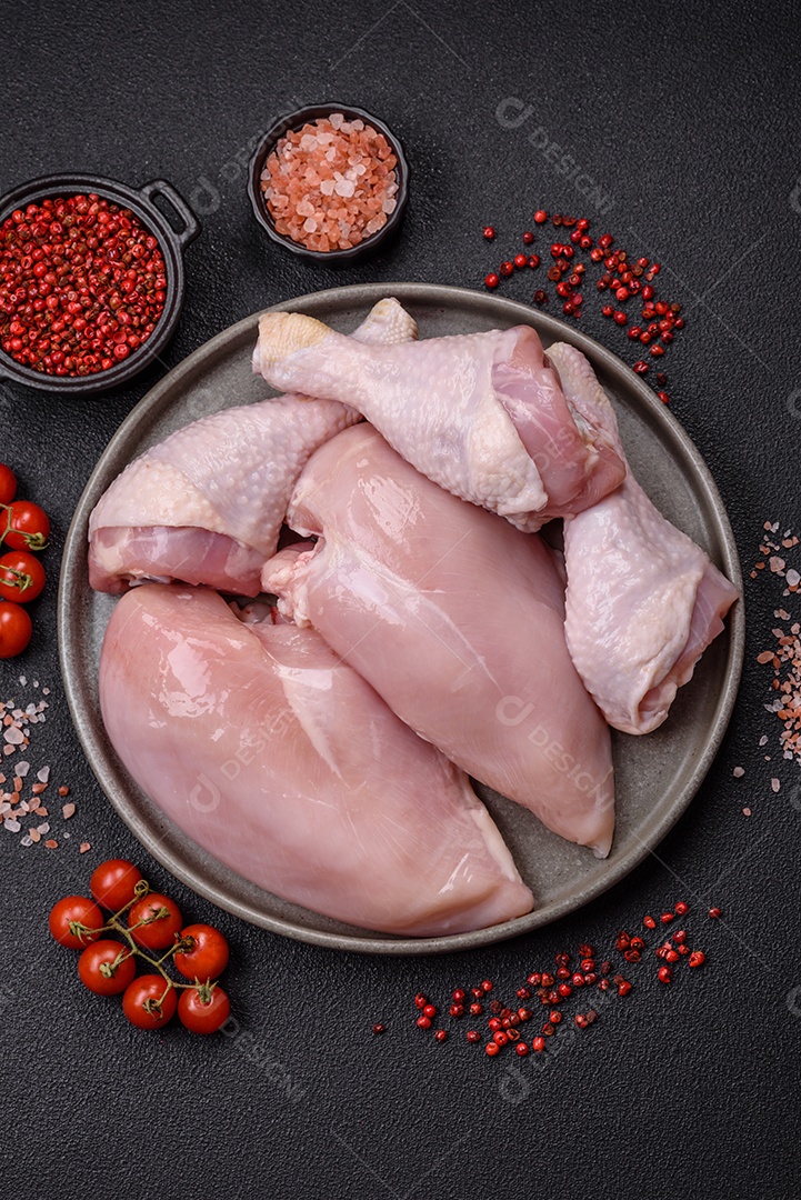 Carne de frango fresca crua em uma mesa de concreto