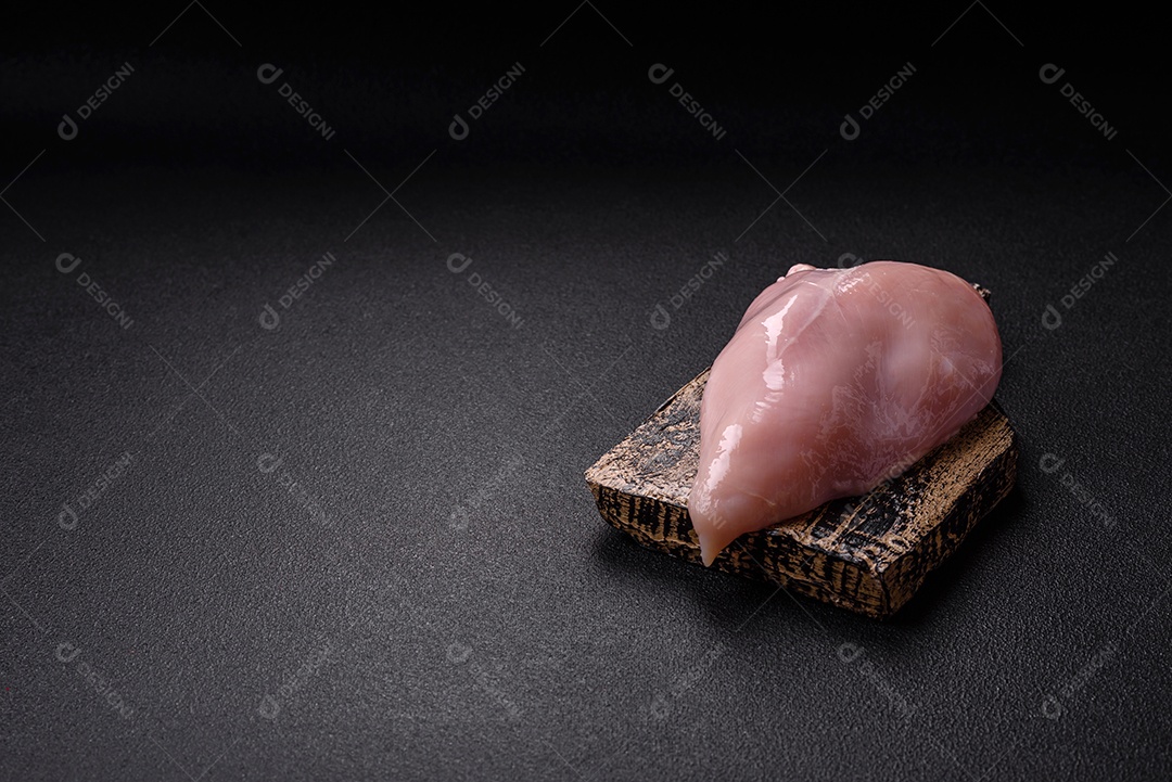 Carne de frango fresca crua em uma mesa de concreto