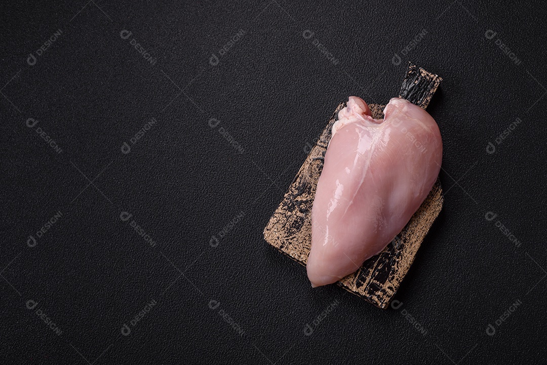 Carne de frango fresca crua em uma mesa de concreto