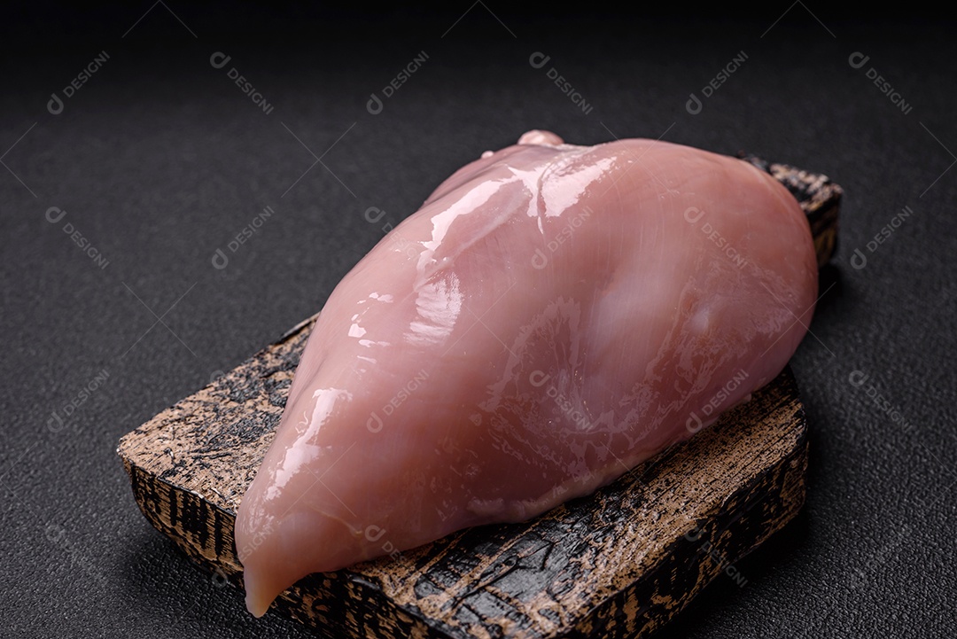 Carne de frango fresca crua em uma mesa de concreto