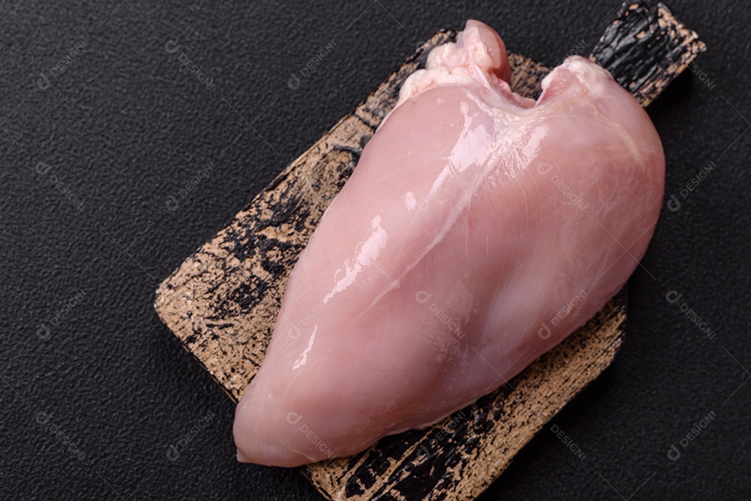 Carne de frango fresca crua em uma mesa de concreto