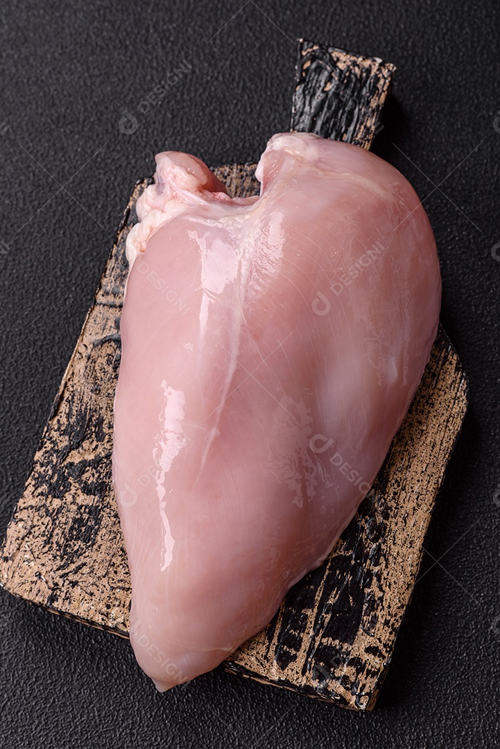Carne de frango fresca crua em uma mesa de concreto