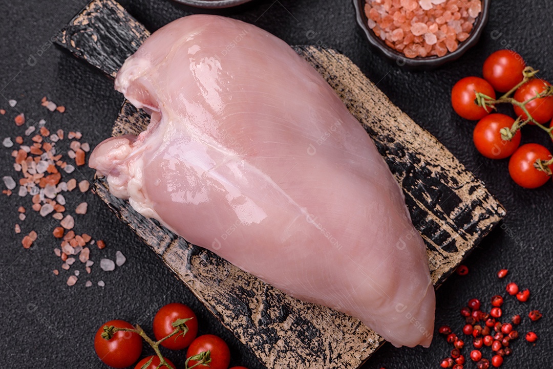 Carne de frango fresca crua em uma mesa de concreto