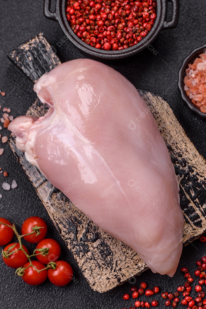 Carne de frango fresca crua em uma mesa de concreto