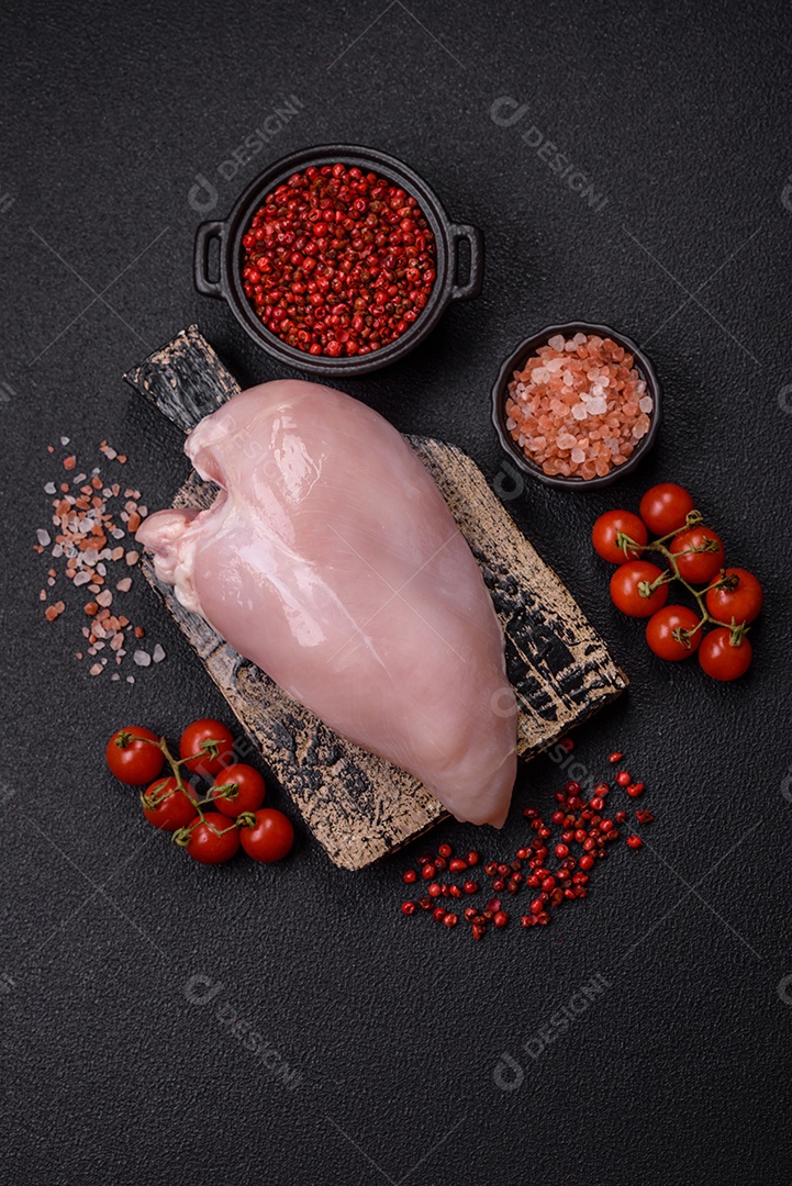 Carne de frango fresca crua em uma mesa de concreto