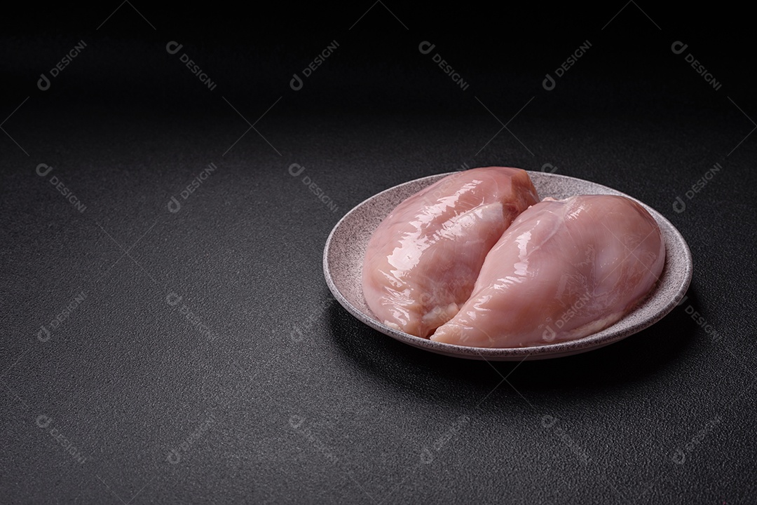 Carne de frango fresca crua em uma mesa de concreto