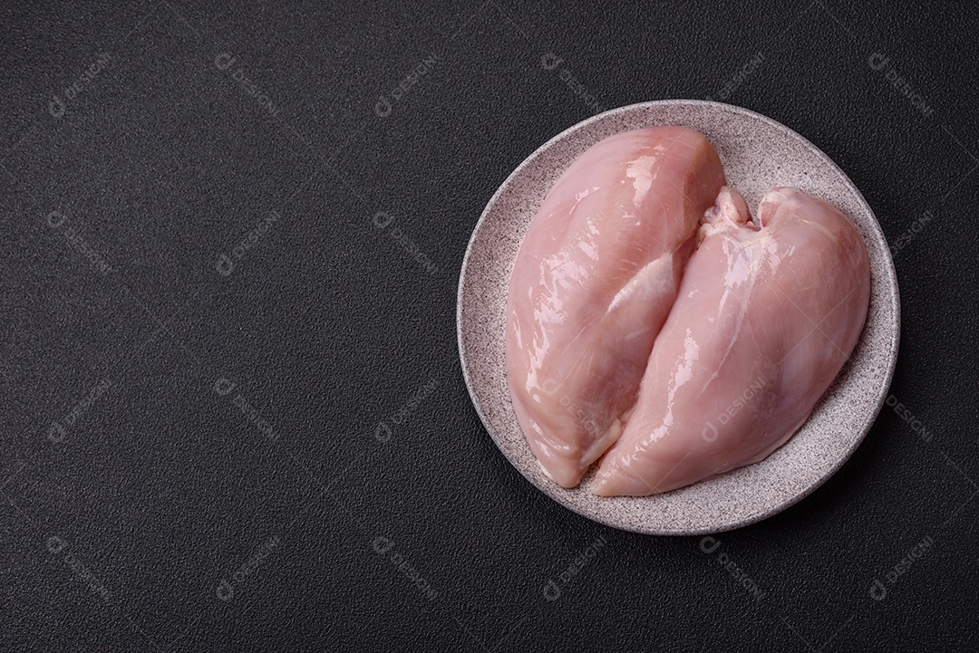 Carne de frango fresca crua em uma mesa de concreto