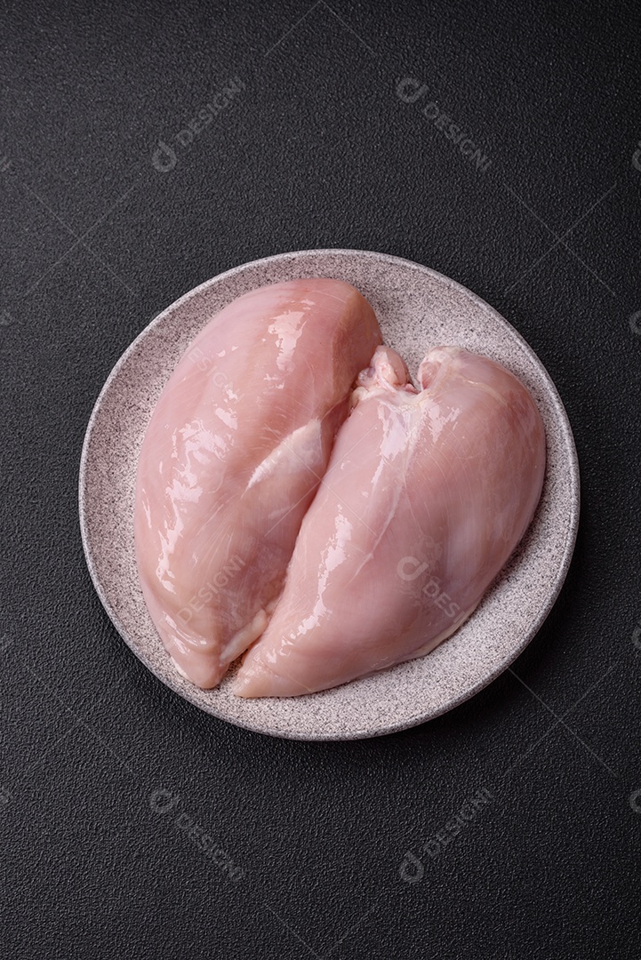 Carne de frango fresca crua em uma mesa de concreto