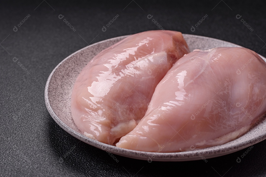 Carne de frango fresca crua em uma mesa de concreto