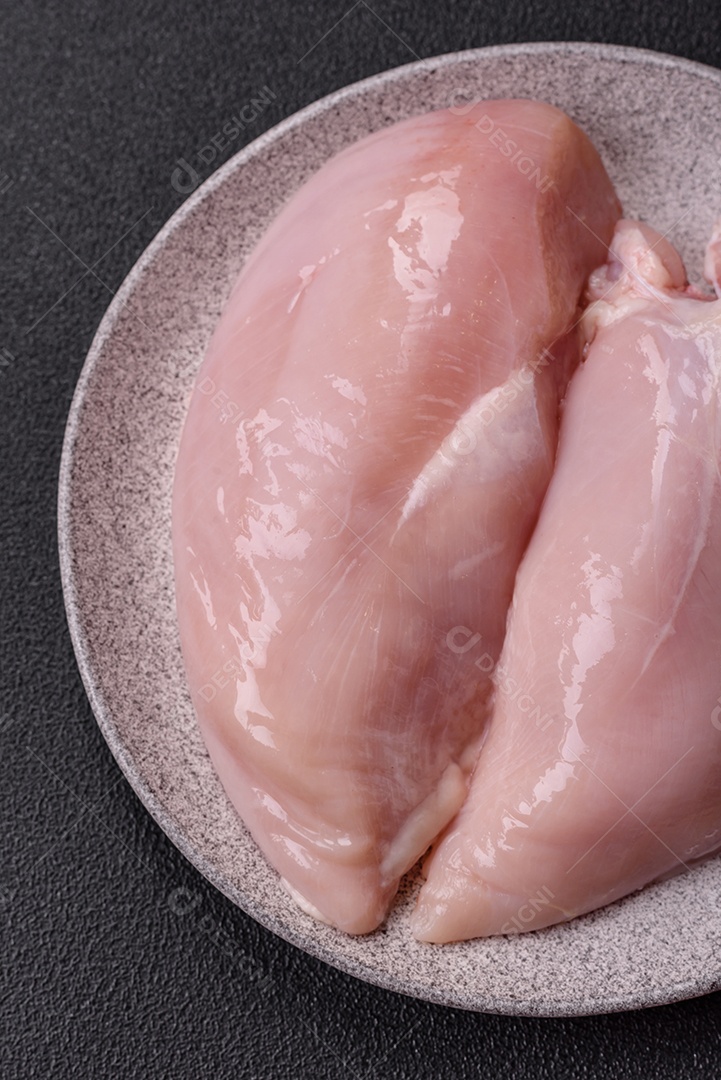 Carne de frango fresca crua em uma mesa de concreto