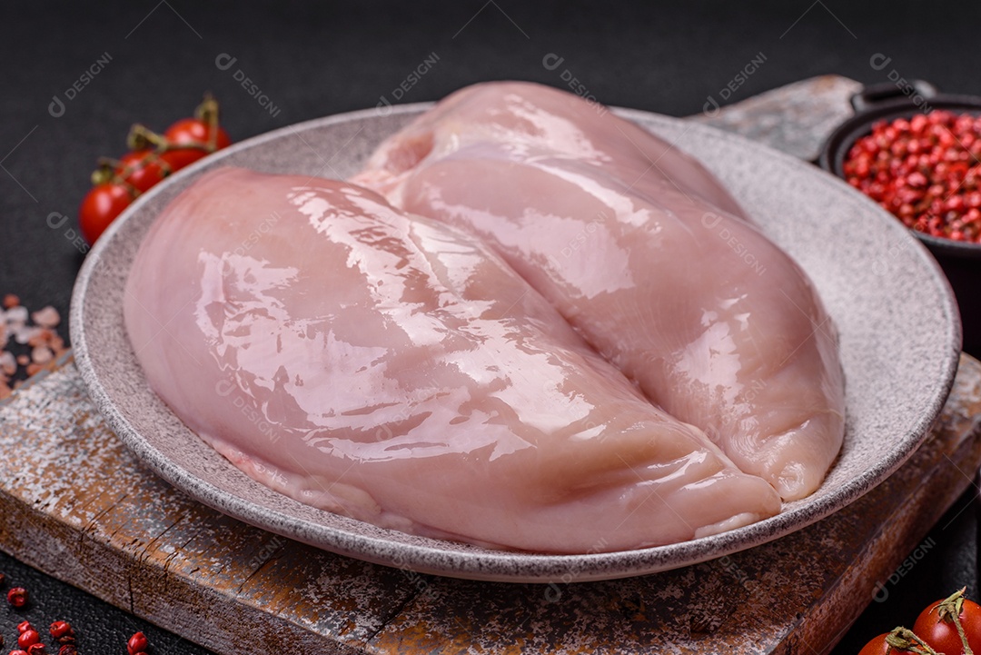 Carne de frango fresca crua em uma mesa de concreto