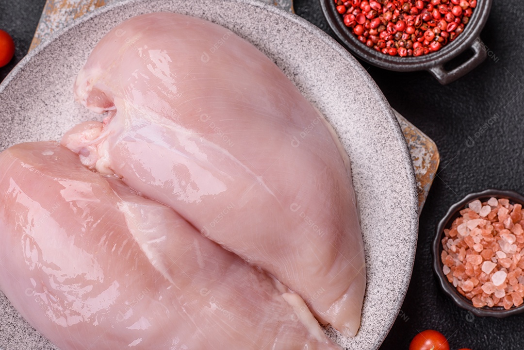 Carne de frango fresca crua em uma mesa de concreto