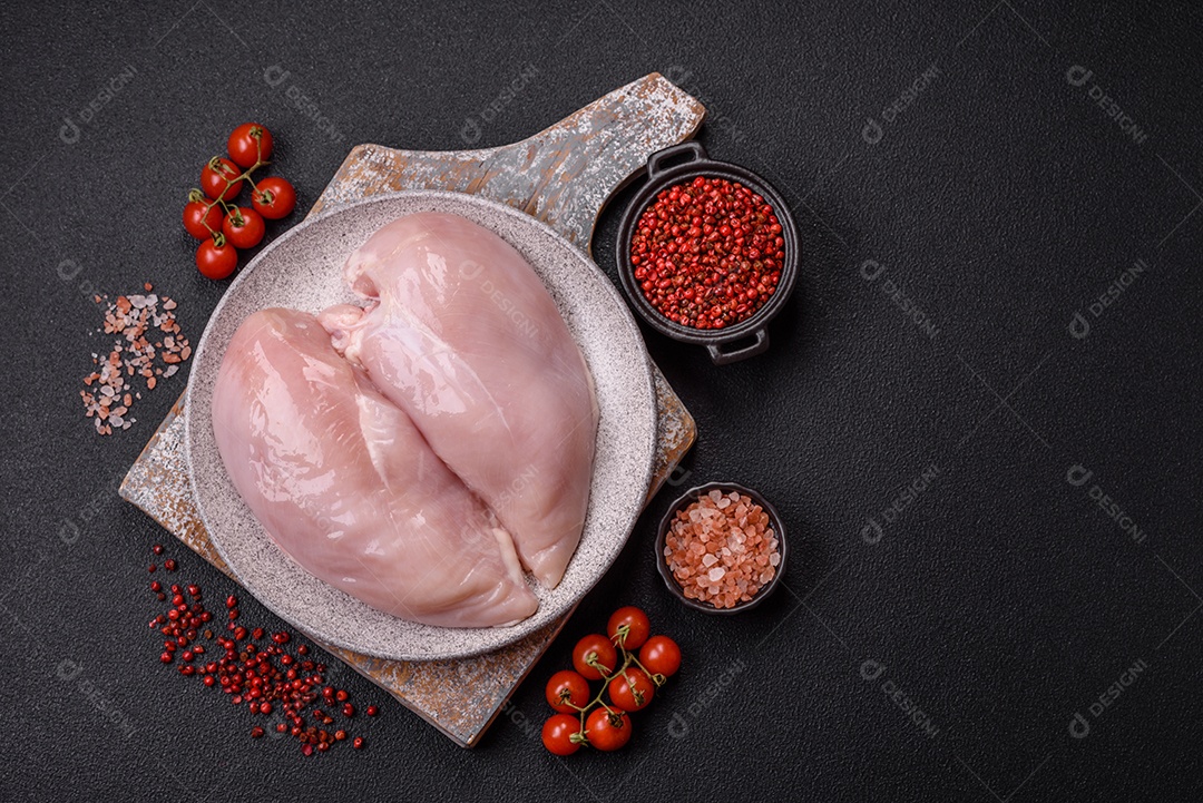 Carne de frango fresca crua em uma mesa de concreto
