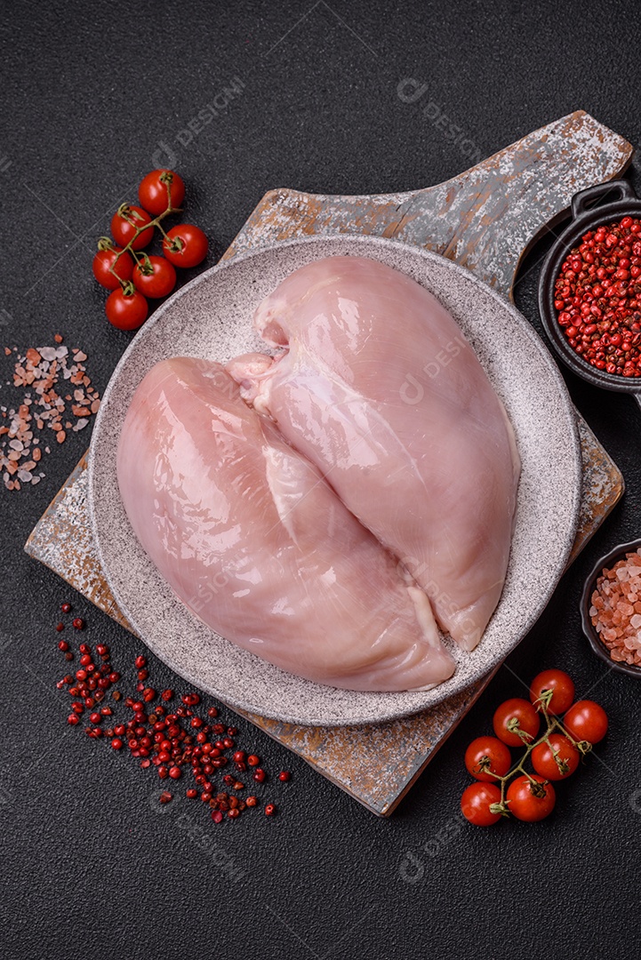 Carne de frango fresca crua em uma mesa de concreto