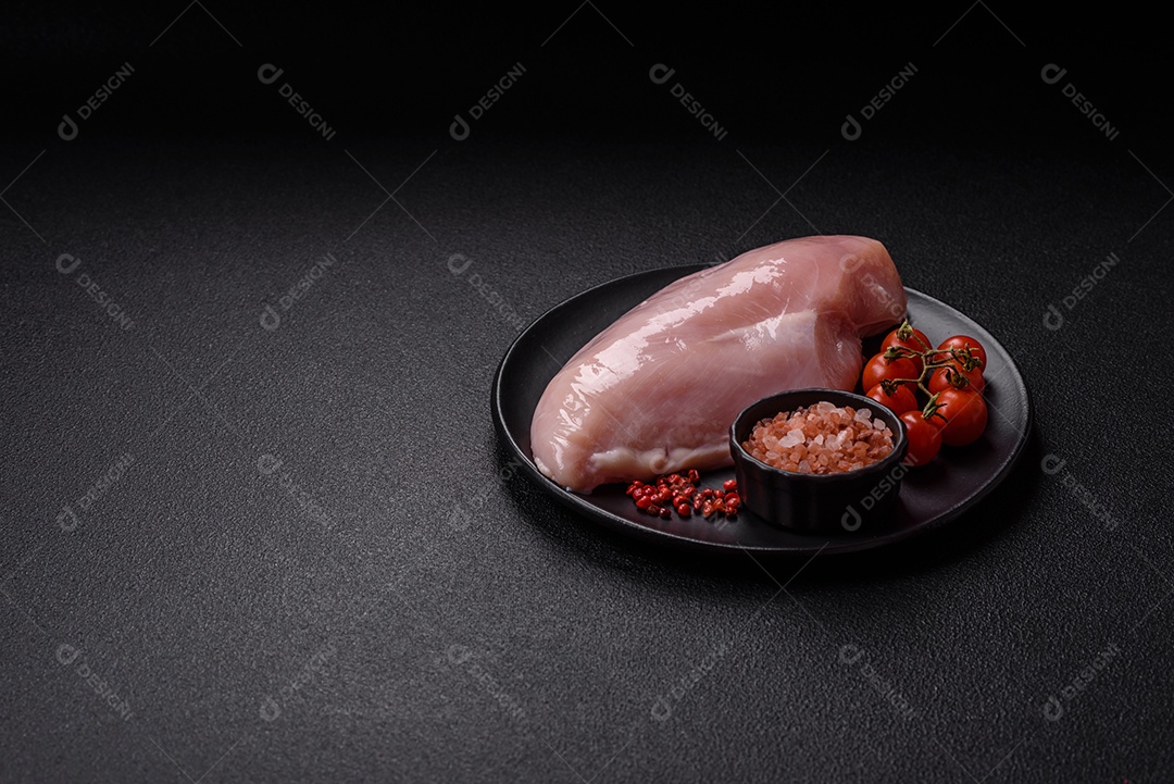 Carne de frango fresca crua em uma mesa de concreto