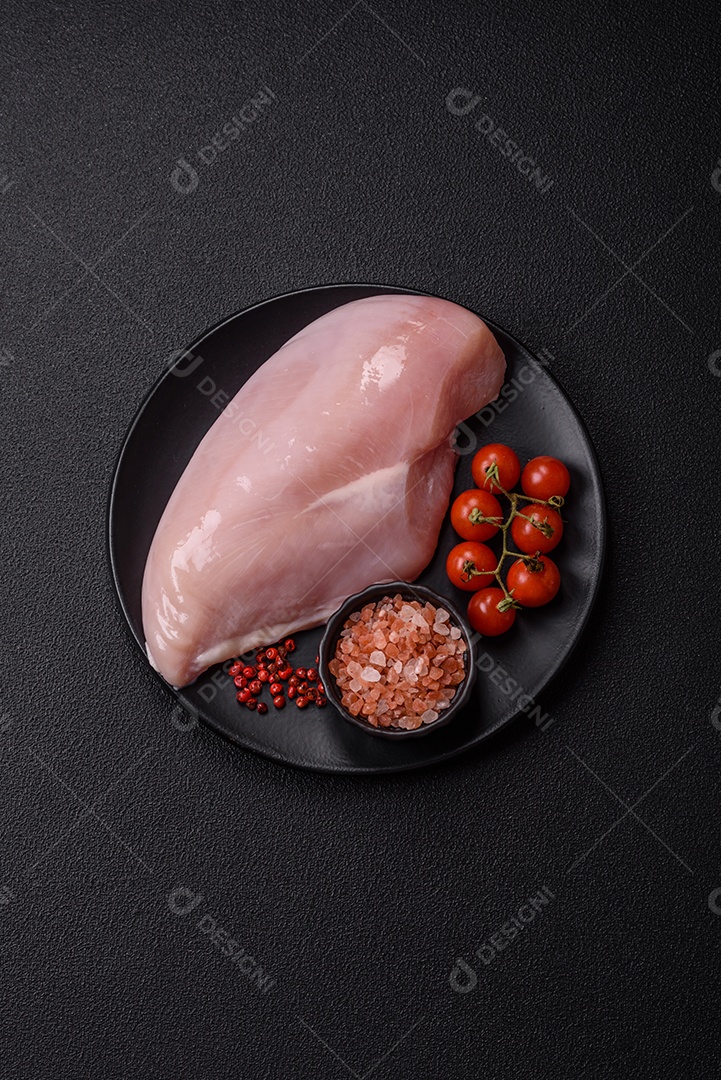 Carne de frango fresca crua em uma mesa de concreto