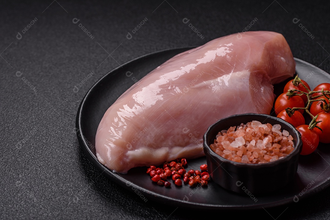 Carne de frango fresca crua em uma mesa de concreto
