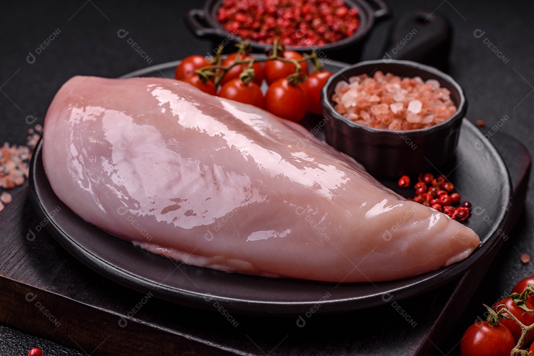 Carne de frango fresca crua em uma mesa de concreto