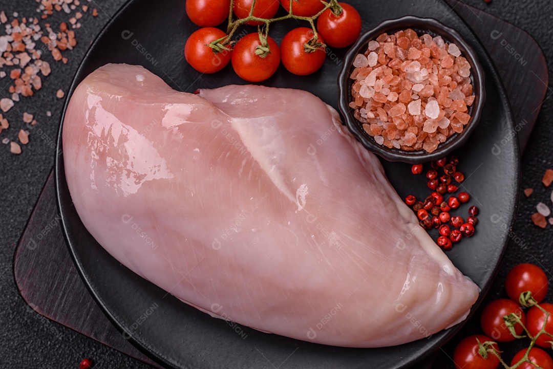 Carne de frango fresca crua em uma mesa de concreto