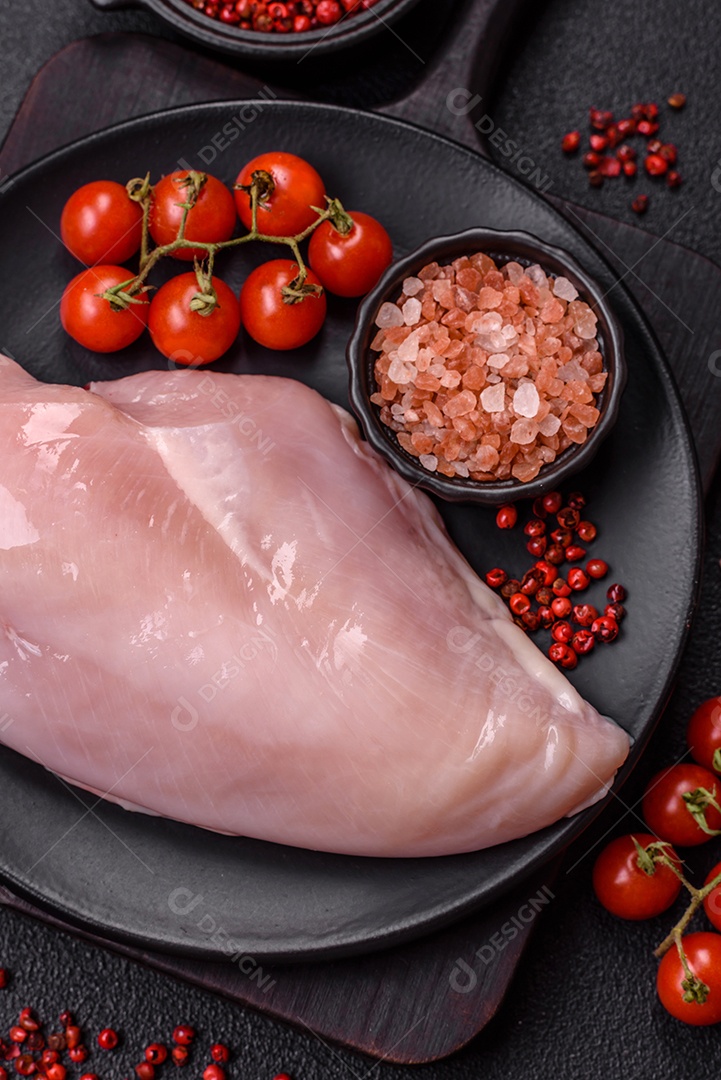 Carne de frango fresca crua em uma mesa de concreto