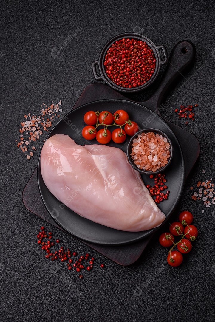 Carne de frango fresca crua em uma mesa de concreto