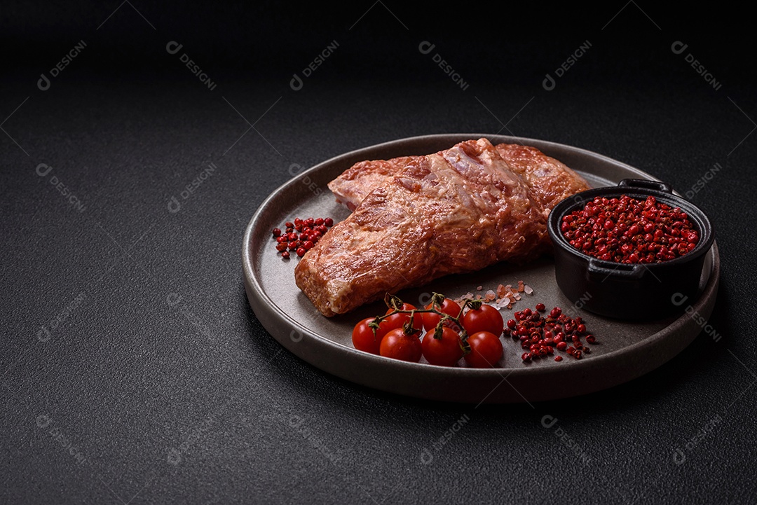 Costela de bovino assado em uma mesa de concreto
