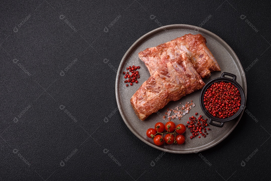 Costela de bovino assado em uma mesa de concreto