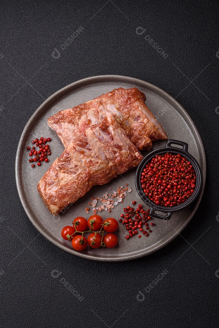 Costela de bovino assado em uma mesa de concreto
