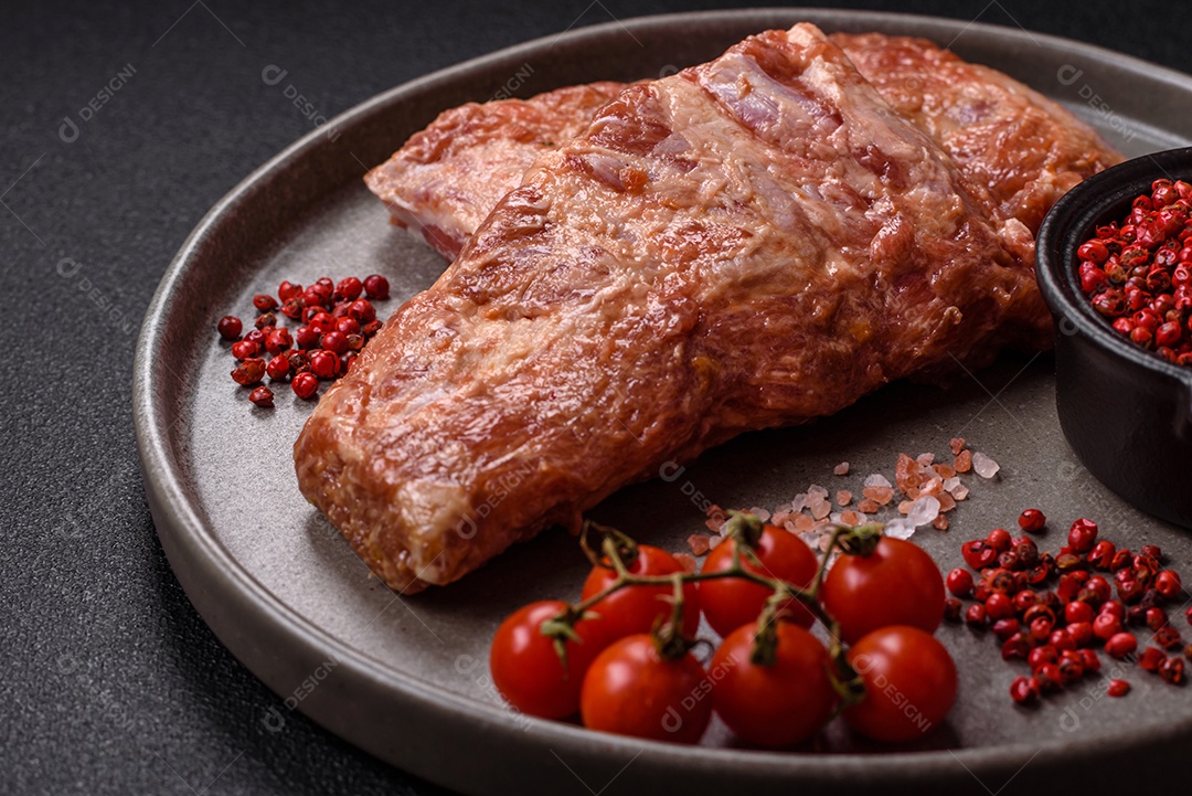 Costela de bovino assado em uma mesa de concreto