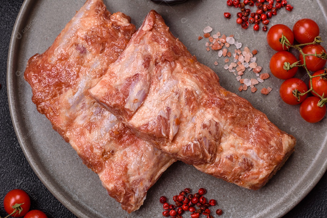 Costela de bovino assado em uma mesa de concreto