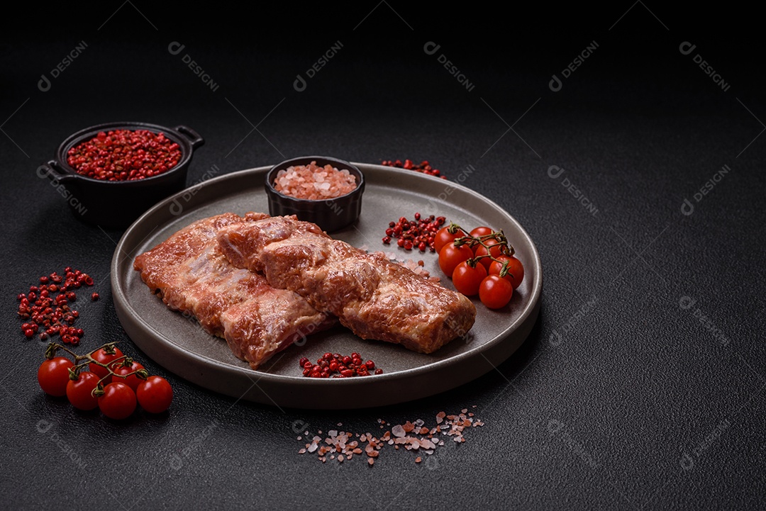 Costela de bovino assado em uma mesa de concreto