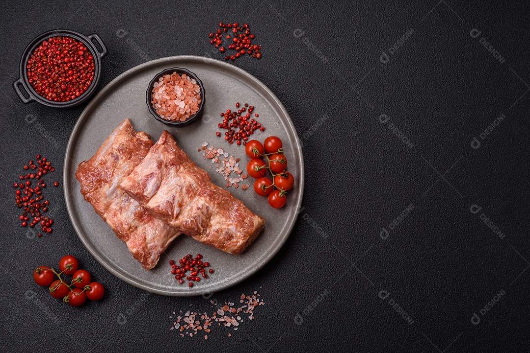 Costela de bovino assado em uma mesa de concreto