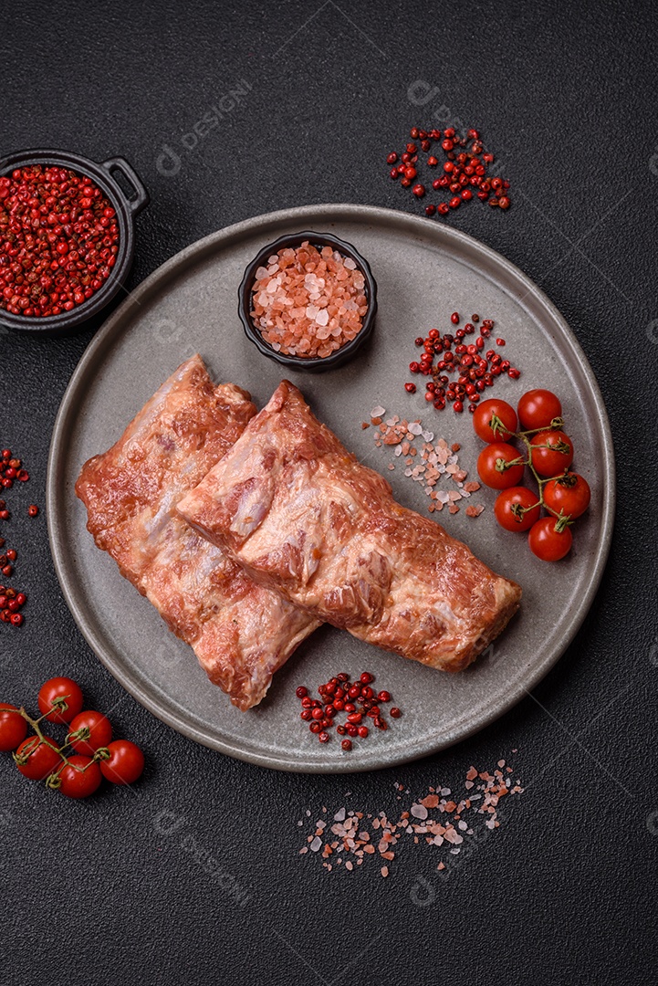 Costela de bovino assado em uma mesa de concreto