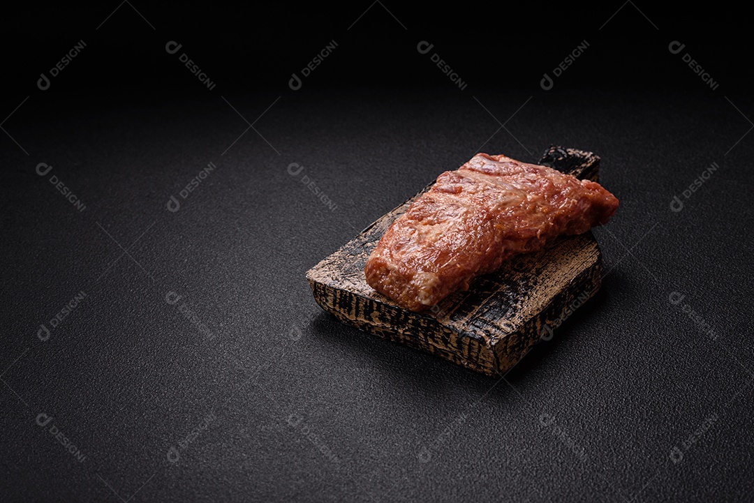 Costela de bovino assado em uma mesa de concreto