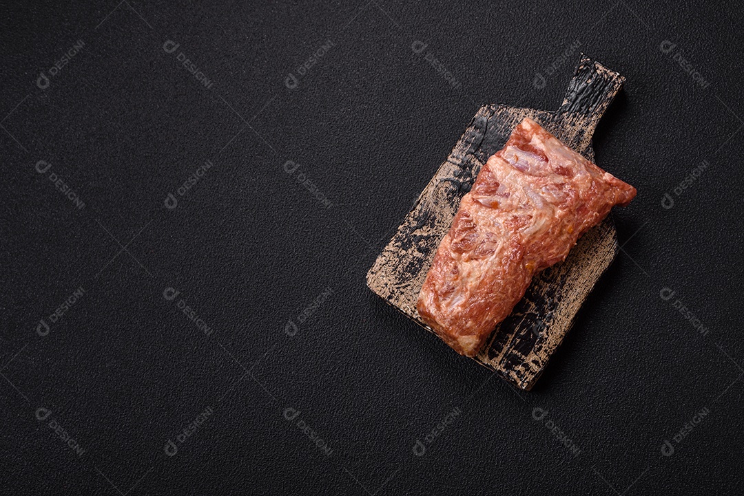 Costela de bovino assado em uma mesa de concreto