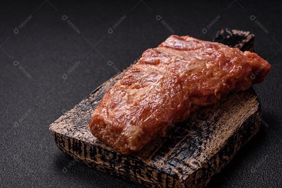 Costela de bovino assado em uma mesa de concreto