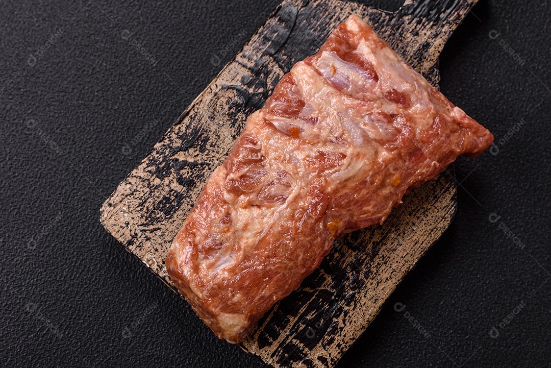 Costela de bovino assado em uma mesa de concreto