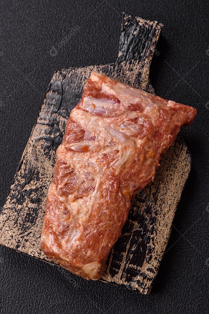 Costela de bovino assado em uma mesa de concreto