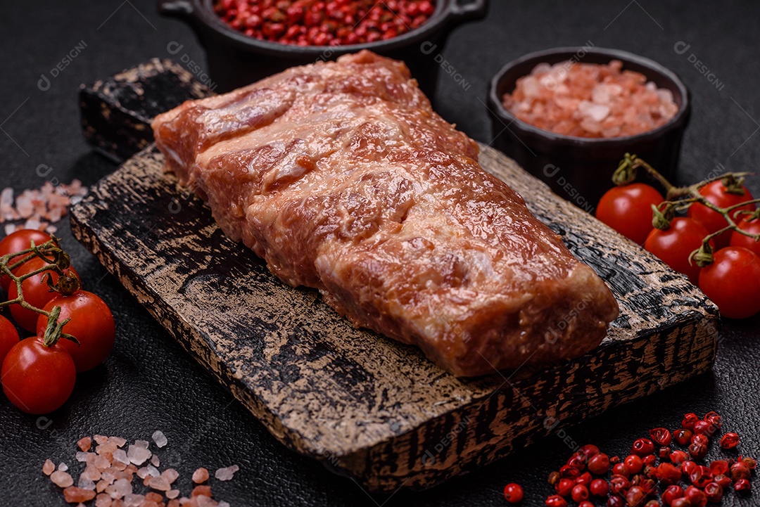 Costela de bovino assado em uma mesa de concreto