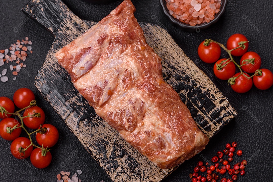 Costela de bovino assado em uma mesa de concreto