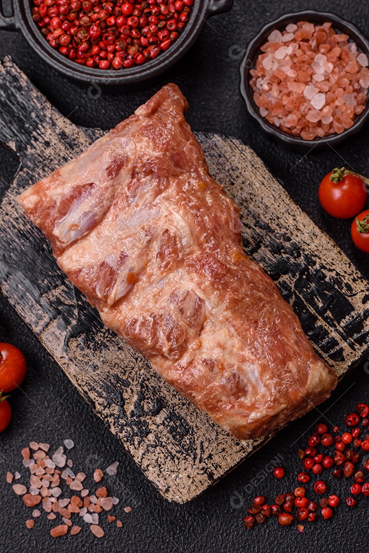 Costela de bovino assado em uma mesa de concreto
