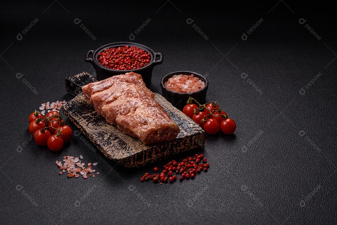 Costela de bovino assado em uma mesa de concreto