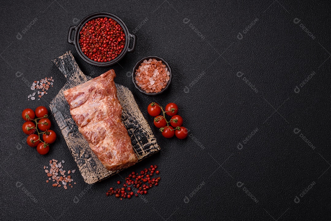 Costela de bovino assado em uma mesa de concreto