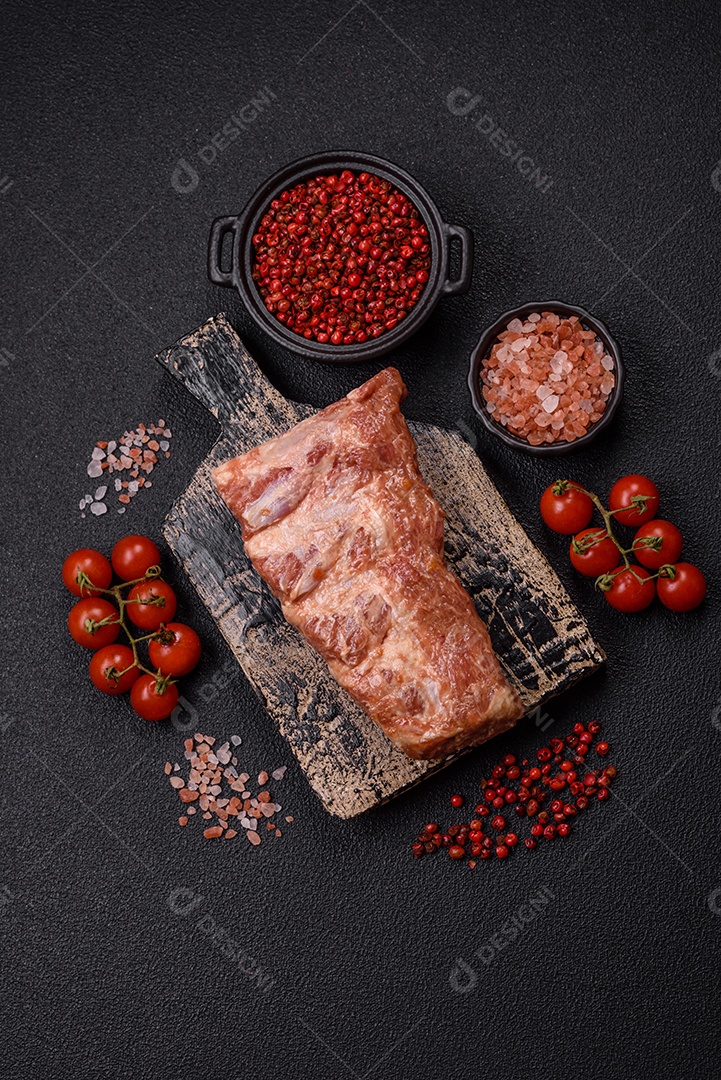 Costela de bovino assado em uma mesa de concreto